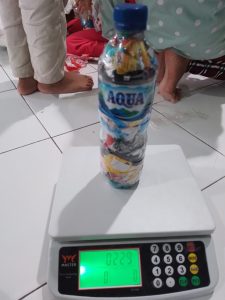 Dalam satu ecobrick, 1 botol air mineral 1/5 liter kira-kira berbobot 200 sd 250 gram