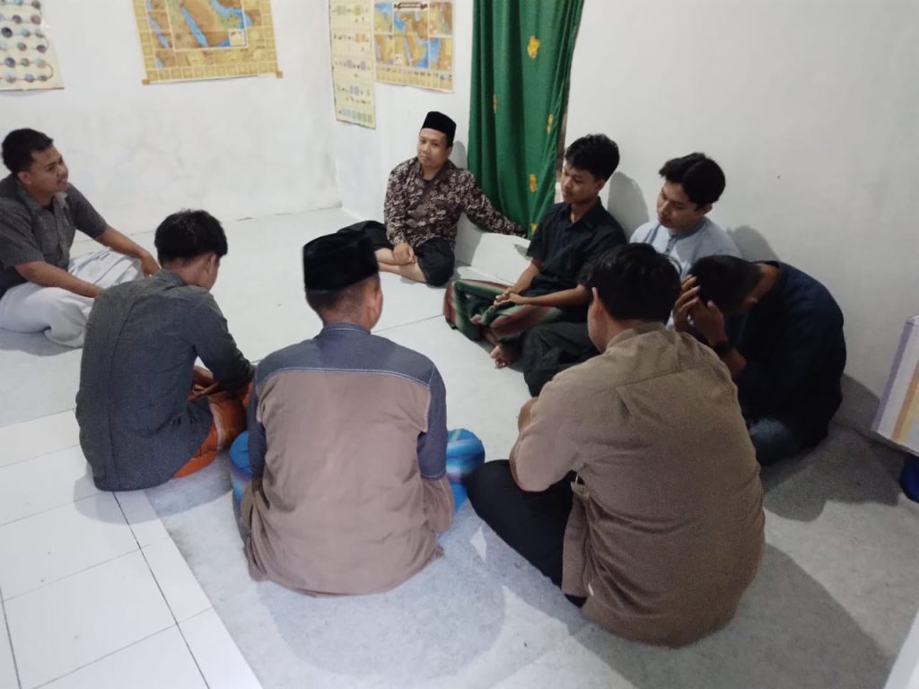 Kajian jelang buka puasa perdana RISMAQU yang diampu oleh ustadz Muhammad Azmi