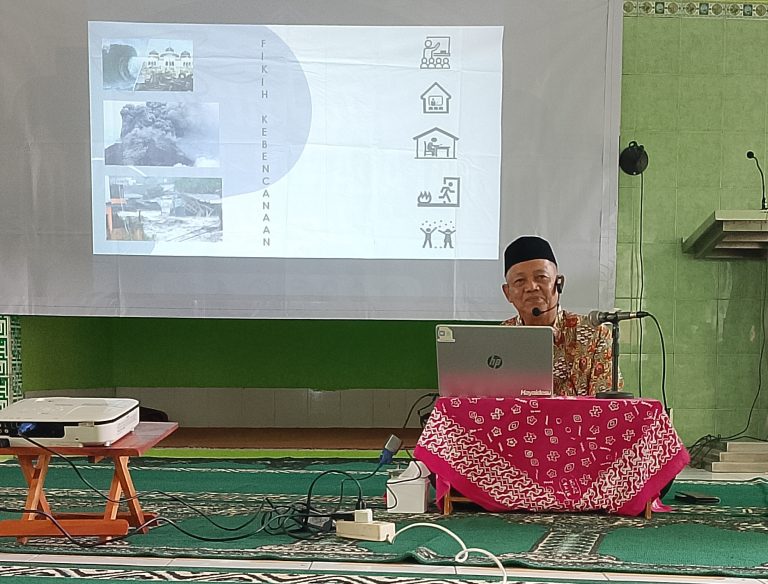 Ust Budi Setiawan S.T. Mengawali Mengawali Kajian Ahad Pagi yang Bertema; "Jadilah Tangguh! Memahami Bencana dalam Perspektif Islam"
Ustadz Budi Setiawan merupakan ketua Muhammadiyah Disaster Manajemen Center (MDMC) yang merupakan unit penanggulangan bencana di bawah organisasi Muhammadiyah