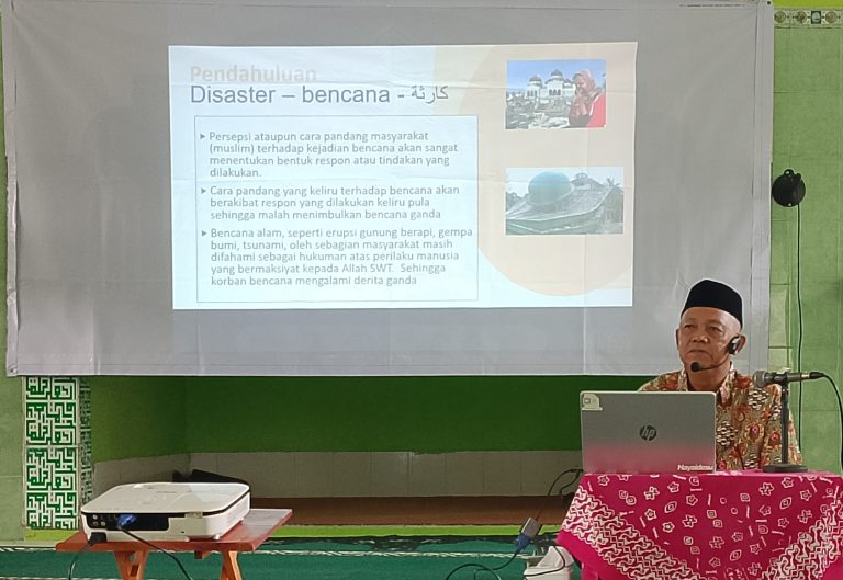 Materi diawali dengan meluruskan persepsi bencana menurut cara pandang Islam. 1) Pesepsi ataupun cara pandang masyarakat (muslim) terhadap kejadian bencana akan sangat menentukan bentuk respon atau tindakan yang dilakukan. 2) Cara pandang yang keliru terhadap bencana akan berakibat respn yang dilakukan keliru pula, sehingga malah menimbulkan bencana ganda. 3) Bencana alam, seperti erupsi gunung berapi, gempa bumi, tsunami, oleh sebagian masyarakat masih dipahami sebagai hukuman atas perilaku manusia yang bermaksiyat kepada Allah SWT. Sehingga korban bencana mengalami derita ganda